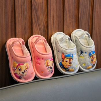 Gyerekeknek való beltéri papucsok 1–3 éveseknek, rajzfilm mintázat, hálós felsőrész, PVC talp