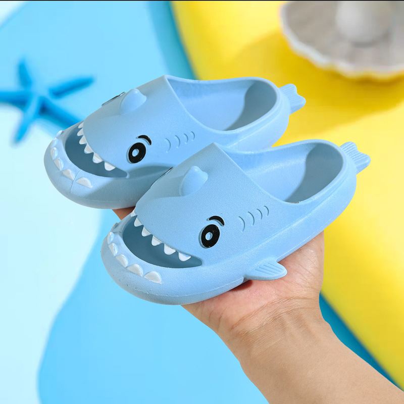 Gyerek Shark Cave papucs – PVC felsőrész, csúszásmentes vastag talpú, belső nélküli, aranyos mesefigura dizájn, 1-6 éveseknek