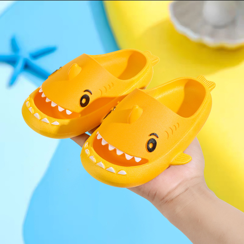 Gyerek Shark Cave papucs – PVC felsőrész, csúszásmentes vastag talpú, belső nélküli, aranyos mesefigura dizájn, 1-6 éveseknek