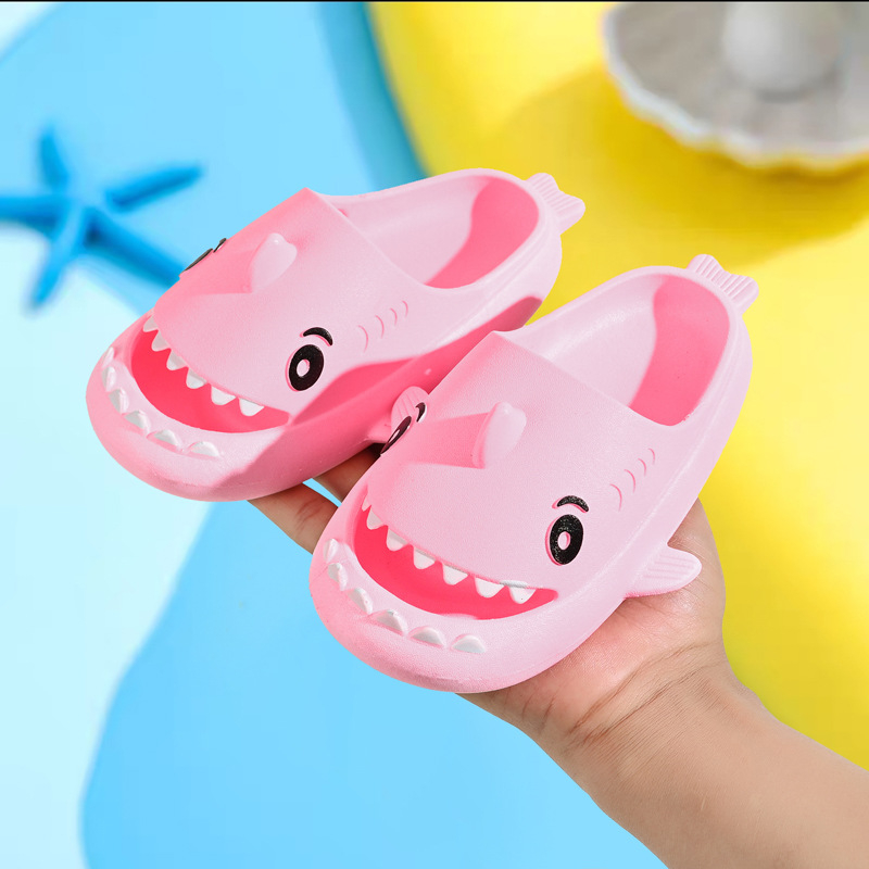 Gyerek Shark Cave papucs – PVC felsőrész, csúszásmentes vastag talpú, belső nélküli, aranyos mesefigura dizájn, 1-6 éveseknek