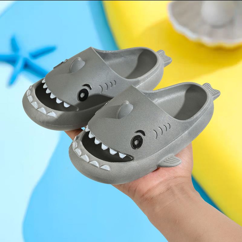 Gyerek Shark Cave papucs – PVC felsőrész, csúszásmentes vastag talpú, belső nélküli, aranyos mesefigura dizájn, 1-6 éveseknek