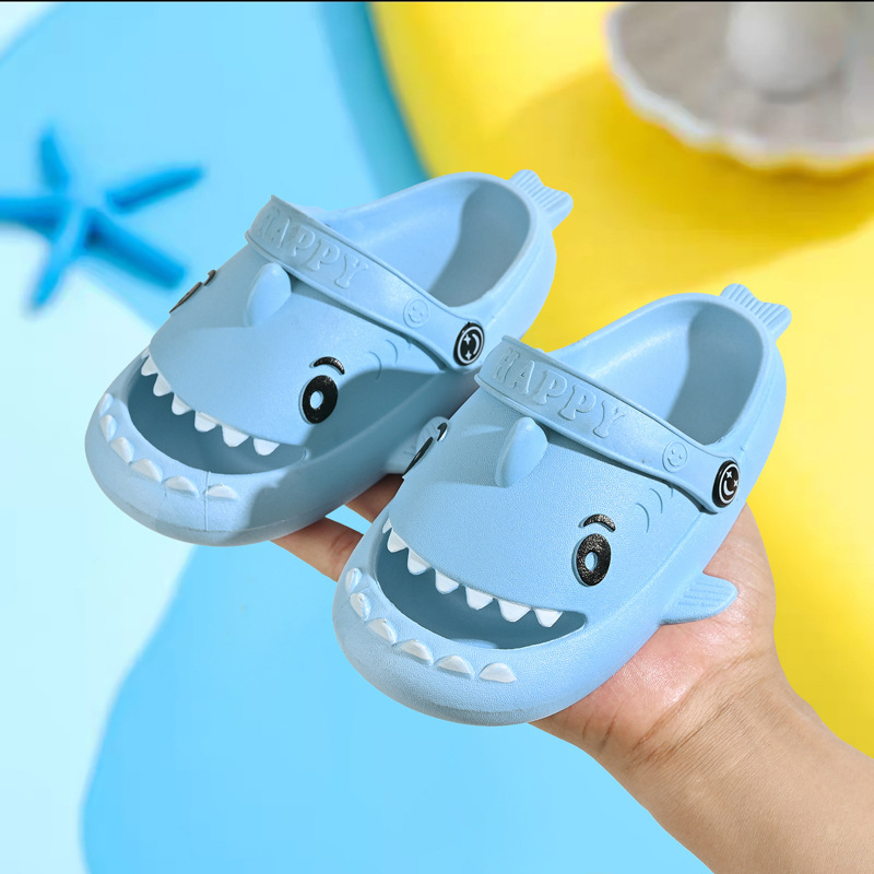 Gyerek Shark Cave papucs – PVC felsőrész, csúszásmentes vastag talpú, belső nélküli, aranyos mesefigura dizájn, 1-6 éveseknek