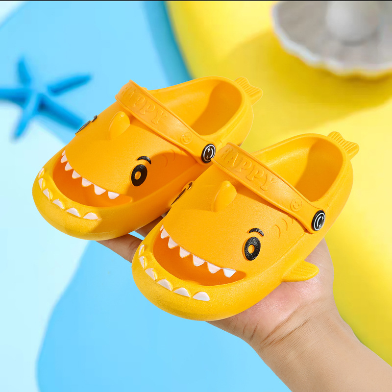 Gyerek Shark Cave papucs – PVC felsőrész, csúszásmentes vastag talpú, belső nélküli, aranyos mesefigura dizájn, 1-6 éveseknek