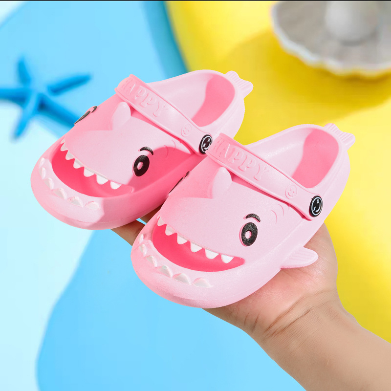 Gyerek Shark Cave papucs – PVC felsőrész, csúszásmentes vastag talpú, belső nélküli, aranyos mesefigura dizájn, 1-6 éveseknek