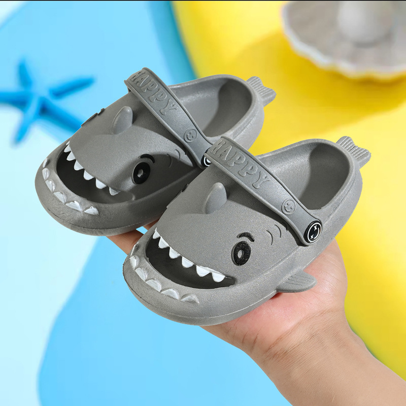 Gyerek Shark Cave papucs – PVC felsőrész, csúszásmentes vastag talpú, belső nélküli, aranyos mesefigura dizájn, 1-6 éveseknek