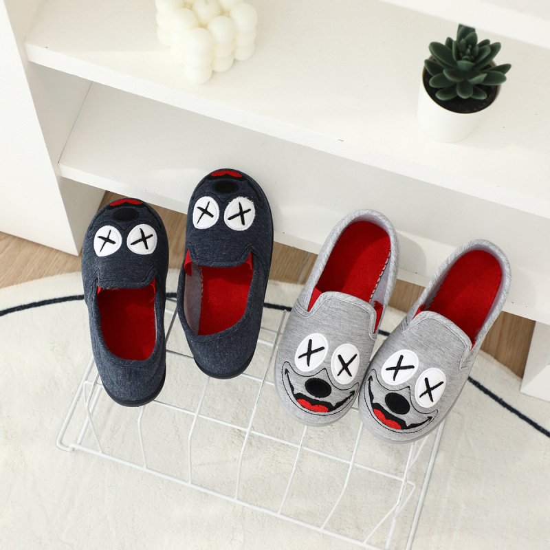 Dječje indoor papuče s mekom podom i cartoon dizajnom (unisex) – uzrast 4–12 godina; gornji materijal: tkanina; potplat: plastika; izšivanje