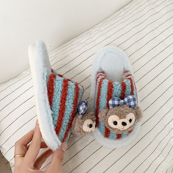 Gyerekeknek szóló plüss pamut papucs rajzfilm mintával, 7–12 éveseknek, gumírozott talp