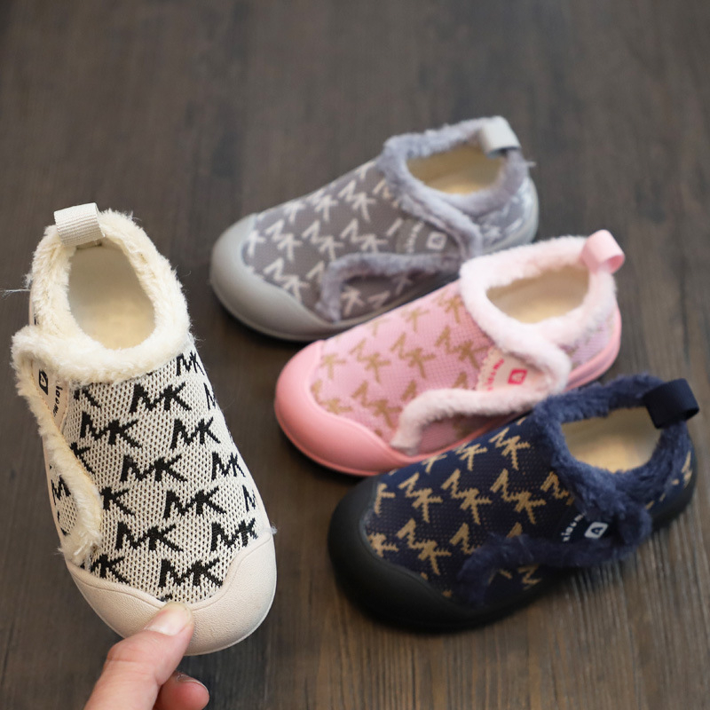 Uniszex gyerek beltéri papucs — Velcro zárás, háló felsőrész, gumi talp, vastag dizájn, betűs minta