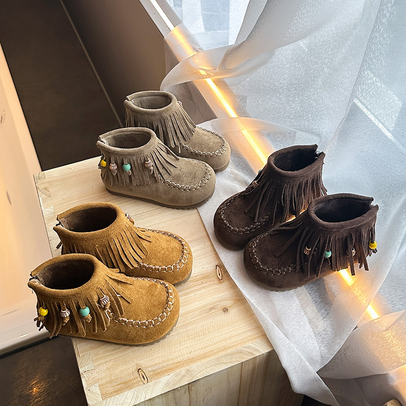 Dječje suede čizme sa stražnjim zatvaračem, ukrašene resicama i perlicama - unisex, boemski stil, gumeni potplat