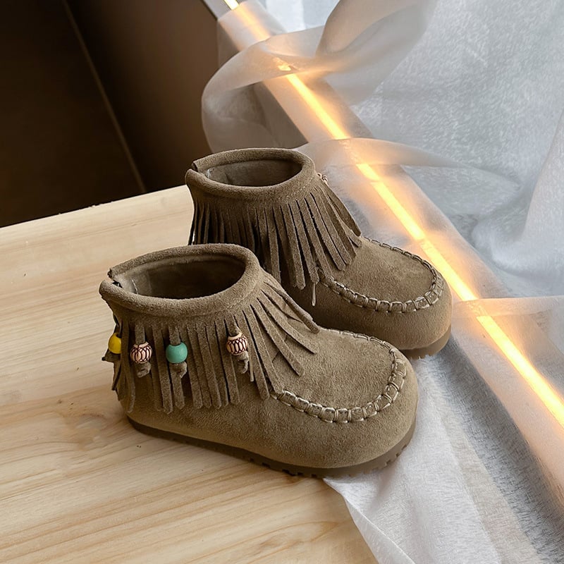 Dječje suede čizme sa stražnjim zatvaračem, ukrašene resicama i perlicama - unisex, boemski stil, gumeni potplat