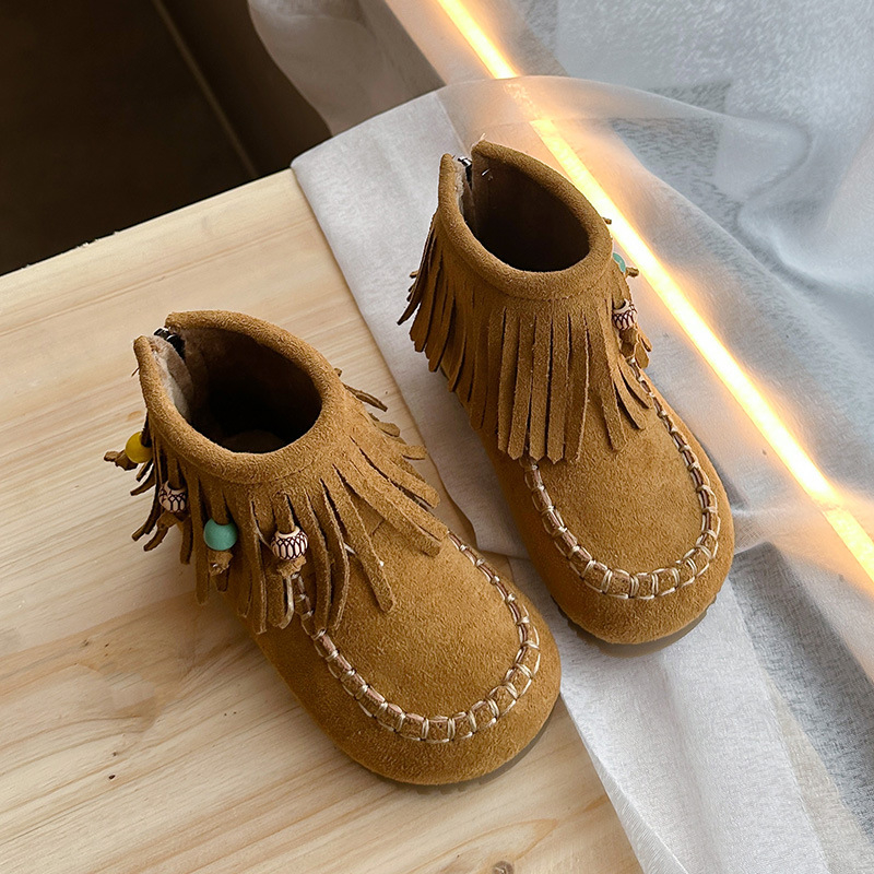 Dječje suede čizme sa stražnjim zatvaračem, ukrašene resicama i perlicama - unisex, boemski stil, gumeni potplat