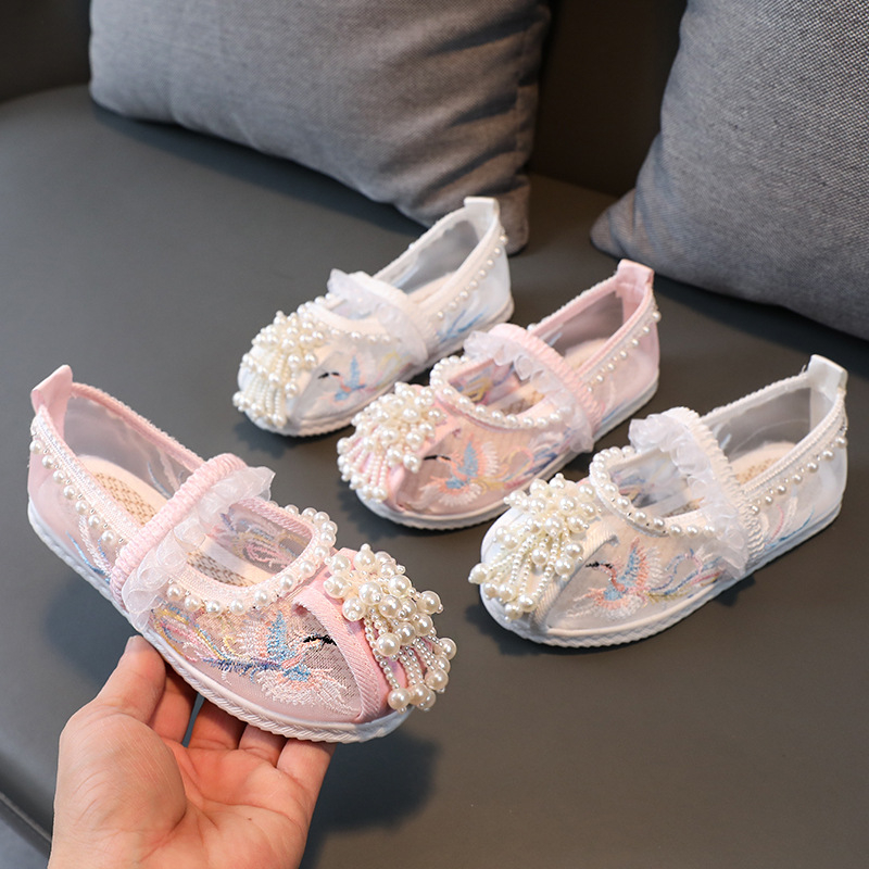 Cipele za djevojčice u tradicionalnom kineskom stilu – prozračni mrežasti gornji dio, izvezeni detalji, zatvaranje elastičnom trakom, gumena potplat, uzrast 4–16 godina, brend: Diced fruit rabbit