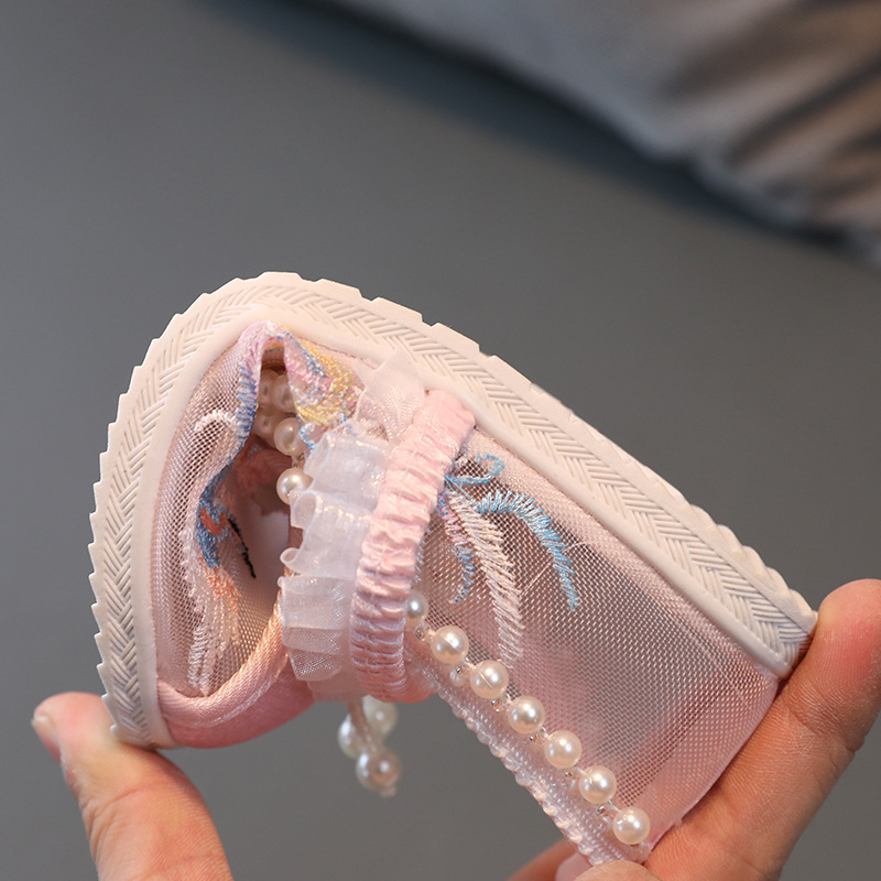 Cipele za djevojčice u tradicionalnom kineskom stilu – prozračni mrežasti gornji dio, izvezeni detalji, zatvaranje elastičnom trakom, gumena potplat, uzrast 4–16 godina, brend: Diced fruit rabbit