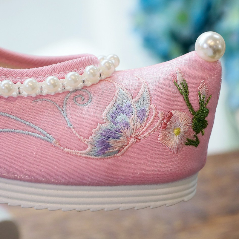 Gyerekeknek készült hímzett vászoncipő, alacsony felső, elasztikus szalaggal zárható, pamut bélés, textile belső talp