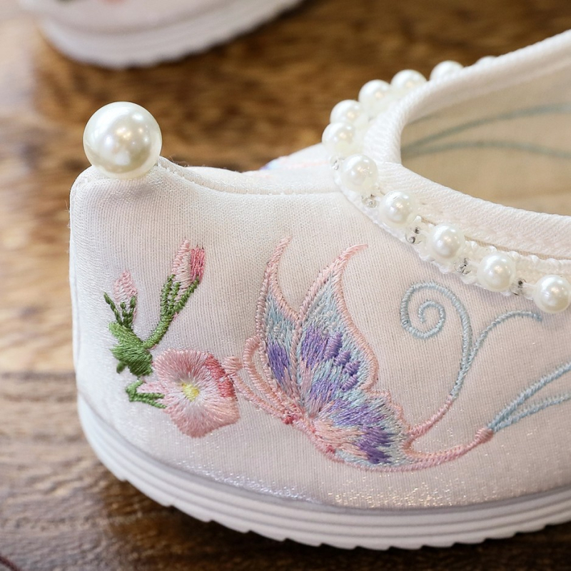 Gyerekeknek készült hímzett vászoncipő, alacsony felső, elasztikus szalaggal zárható, pamut bélés, textile belső talp