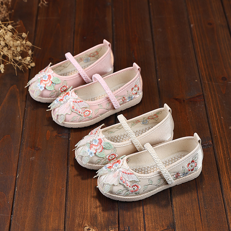 Lányoknak hagyományos vászon tánccipő, hímzett, etno stílus, állatmintás, talp marhacsontból, 1–12 éveseknek