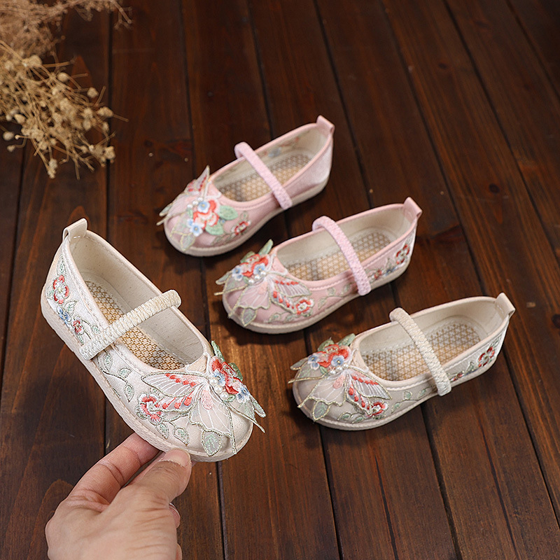 Lányoknak hagyományos vászon tánccipő, hímzett, etno stílus, állatmintás, talp marhacsontból, 1–12 éveseknek