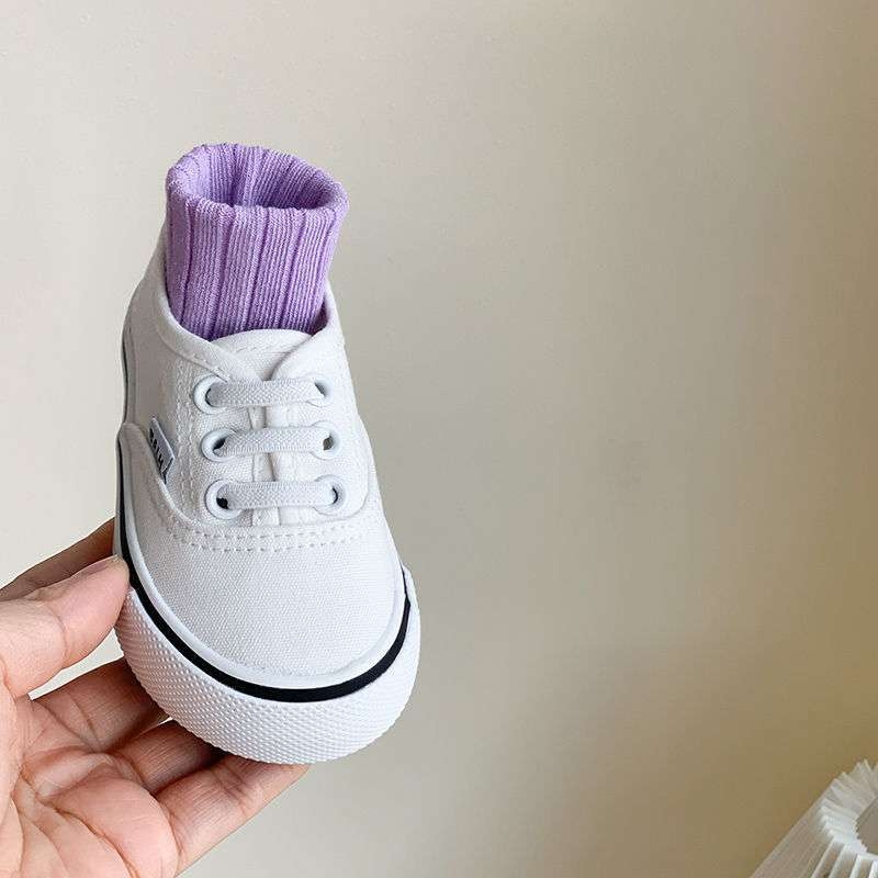 Gyerekeknek készült slip-on vászoncipő — vászon felsőrész, gumírozott talp, középmagas fazon, egyszínű minta