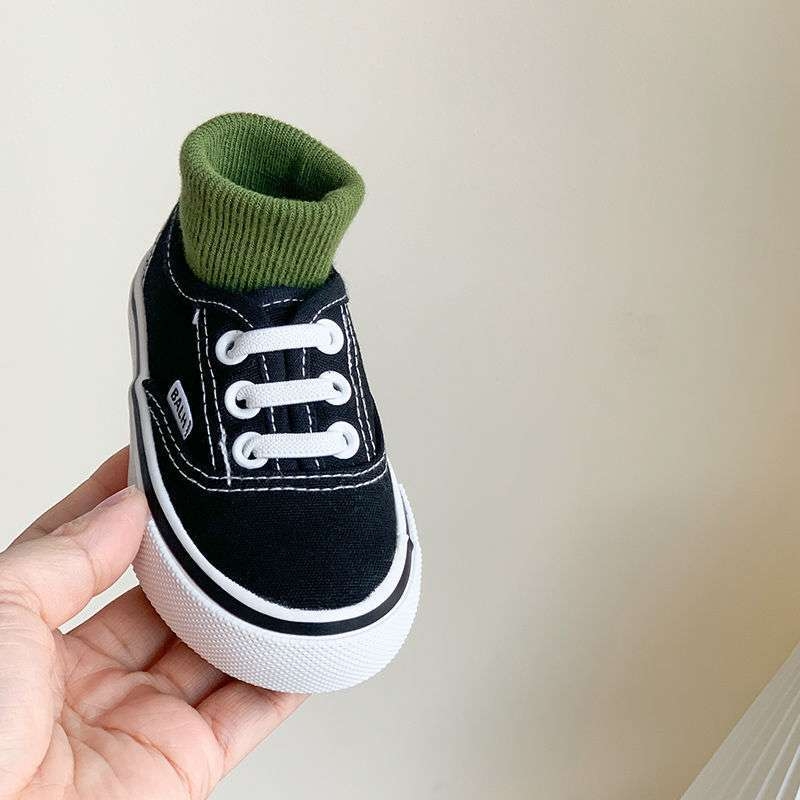 Gyerekeknek készült slip-on vászoncipő — vászon felsőrész, gumírozott talp, középmagas fazon, egyszínű minta