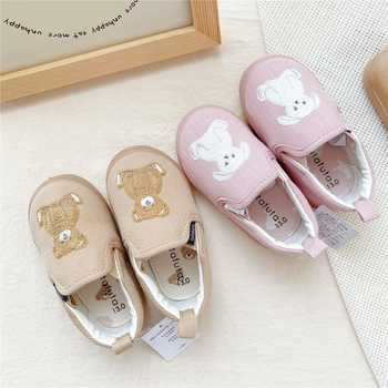 Gyerekeknek készült vászon slip-on cipő cartoon mintával, elasztikus pánttal; 1–3 éves korosztály; felső rész: vászon; szezon: tavasz és ősz