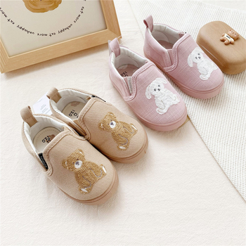Gyerekeknek készült vászon slip-on cipő cartoon mintával, elasztikus pánttal; 1–3 éves korosztály; felső rész: vászon; szezon: tavasz és ősz