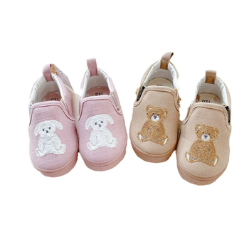 Gyerekeknek készült vászon slip-on cipő cartoon mintával, elasztikus pánttal; 1–3 éves korosztály; felső rész: vászon; szezon: tavasz és ősz