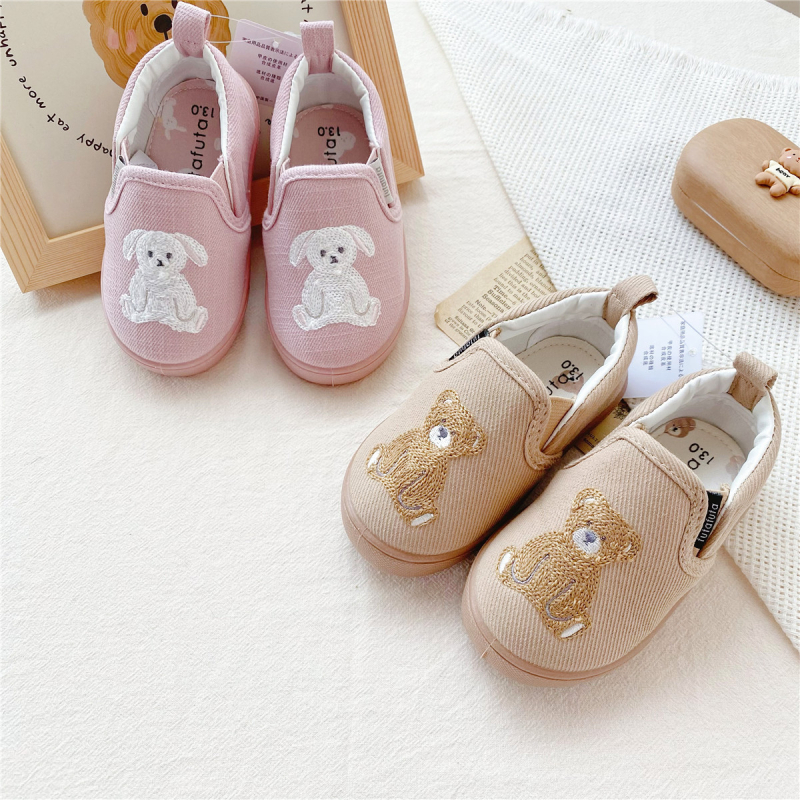 Gyerekeknek készült vászon slip-on cipő cartoon mintával, elasztikus pánttal; 1–3 éves korosztály; felső rész: vászon; szezon: tavasz és ősz