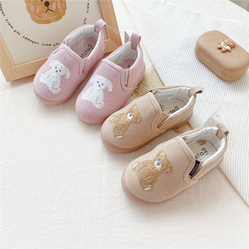 Gyerekeknek készült vászon slip-on cipő cartoon mintával, elasztikus pánttal; 1–3 éves korosztály; felső rész: vászon; szezon: tavasz és ősz