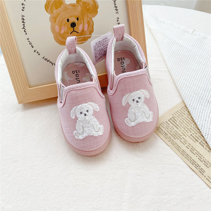 Gyerekeknek készült vászon slip-on cipő cartoon mintával, elasztikus pánttal; 1–3 éves korosztály; felső rész: vászon; szezon: tavasz és ősz
