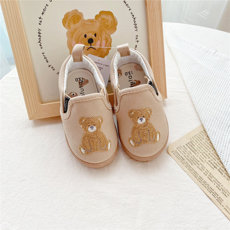 Gyerekeknek készült vászon slip-on cipő cartoon mintával, elasztikus pánttal; 1–3 éves korosztály; felső rész: vászon; szezon: tavasz és ősz