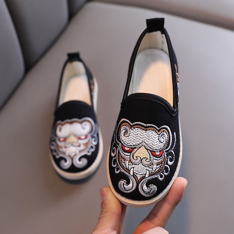 Férfiaknak etnikus stílusú hagyományos vászoncipő hímzéssel — felsőrész vászon, talp gumi, lélegző és könnyű