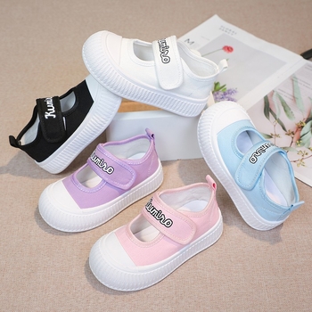 Lányoknak készült vászoncipő – alacsony felsőrész, Velcro-zár, gumírozott talp, lélegző, egységes mintázat