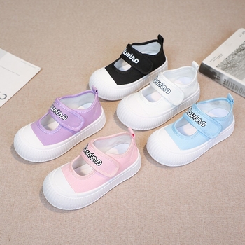 Lányoknak készült vászoncipő – alacsony felsőrész, Velcro-zár, gumírozott talp, lélegző, egységes mintázat