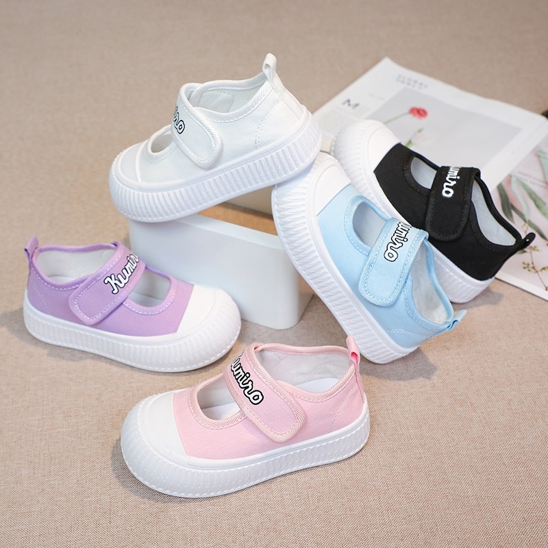 Lányoknak készült vászoncipő – alacsony felsőrész, Velcro-zár, gumírozott talp, lélegző, egységes mintázat