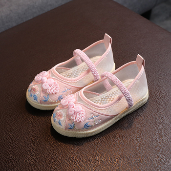 Tradiciniai audinio bateliai mergaitei etniniam šokiui – gėlių raštas, viršus iš medvilnės, padas iš jautienos sausgyslės, užsegimas sagtimi