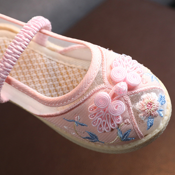 Tradiciniai audinio bateliai mergaitei etniniam šokiui – gėlių raštas, viršus iš medvilnės, padas iš jautienos sausgyslės, užsegimas sagtimi