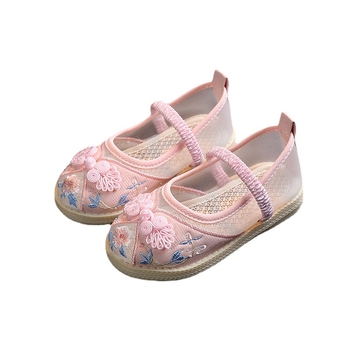 Tradiciniai audinio bateliai mergaitei etniniam šokiui – gėlių raštas, viršus iš medvilnės, padas iš jautienos sausgyslės, užsegimas sagtimi