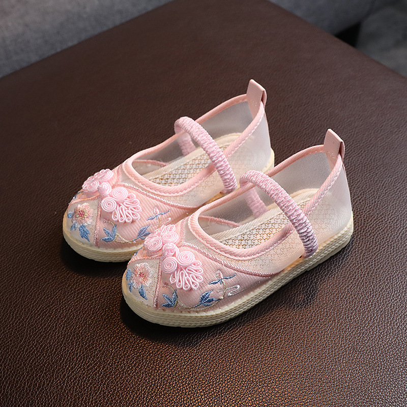 Tradiciniai audinio bateliai mergaitei etniniam šokiui – gėlių raštas, viršus iš medvilnės, padas iš jautienos sausgyslės, užsegimas sagtimi