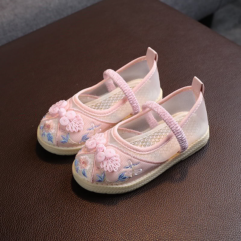 Tradiciniai audinio bateliai mergaitei etniniam šokiui – gėlių raštas, viršus iš medvilnės, padas iš jautienos sausgyslės, užsegimas sagtimi