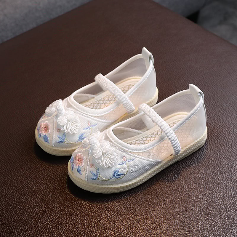 Tradiciniai audinio bateliai mergaitei etniniam šokiui – gėlių raštas, viršus iš medvilnės, padas iš jautienos sausgyslės, užsegimas sagtimi