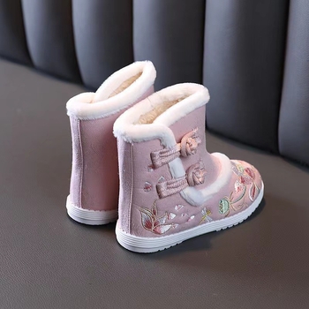 Žieminiai bateliai mergaitėms etniniu stiliumi, viršus iš medvilnės, vidinė kailio apdaila iš dirbtinio kailio, įdėklas iš dirbtinio kailio, gumos padas.