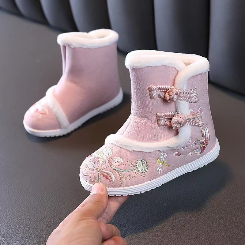 Etno-stílusú téli csizma lányoknak, pamut felsőrész, belső műszőrme bélés, talpbetét műszőrme, gumírozott talp.