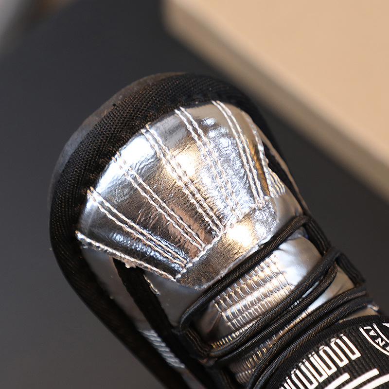 Adidași pentru copii 12–36 luni, cu Velcro, partea superioară din Super Migration Skin, impermeabili, antiderapanti, mențin căldura