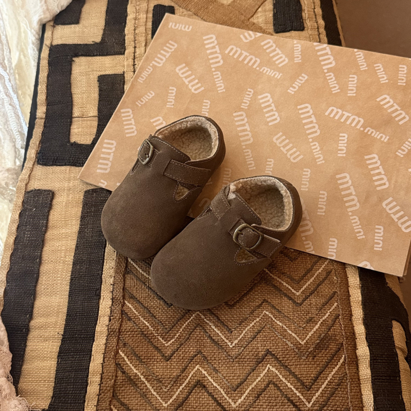 Dječje cipele za učenje od velura s fleece podstavom – unisex, zima, niski gležanj, zatvaranje na Velcro