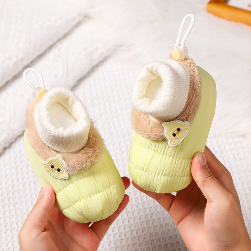 Baba téli csizmák puha talppal és velúr béléssel, uniszex pamut felsőrész, rajzfilm minta, csúszásmentes talp