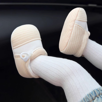 Baba lépéscipő csíkos mintával, pamut felsőrész, csúszásmentes granulált talp, elasztikus zárás