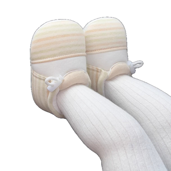 Baba lépéscipő csíkos mintával, pamut felsőrész, csúszásmentes granulált talp, elasztikus zárás