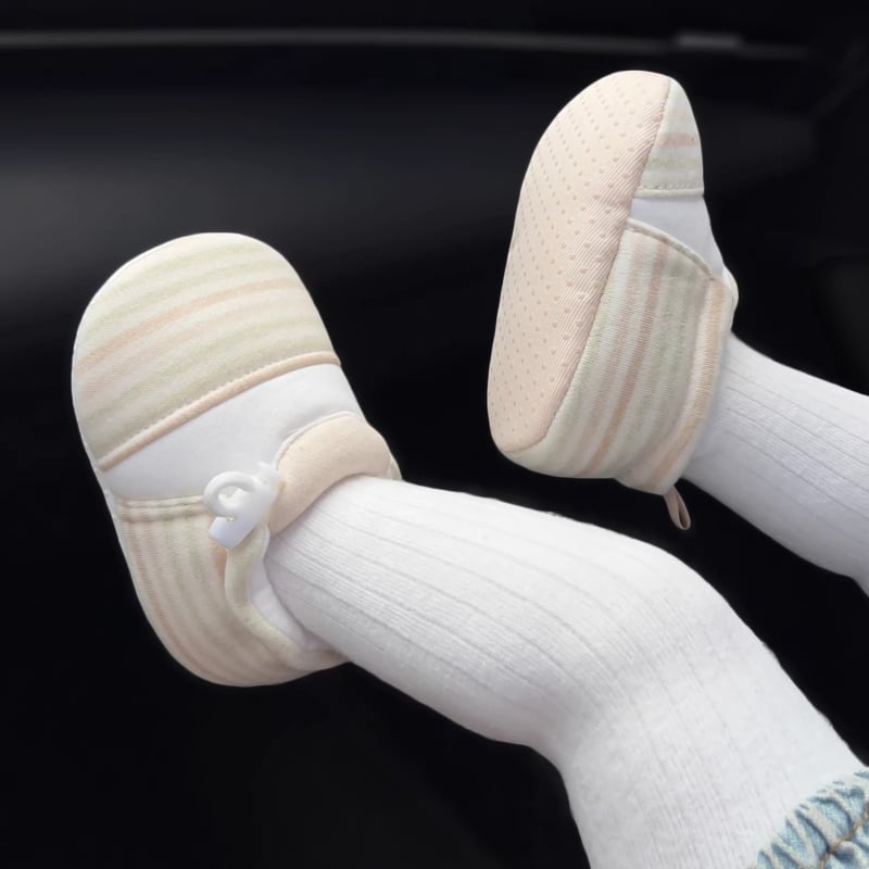 Baba lépéscipő csíkos mintával, pamut felsőrész, csúszásmentes granulált talp, elasztikus zárás