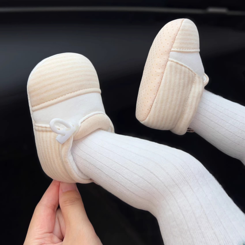 Baba lépéscipő csíkos mintával, pamut felsőrész, csúszásmentes granulált talp, elasztikus zárás