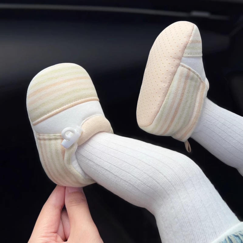 Baba lépéscipő csíkos mintával, pamut felsőrész, csúszásmentes granulált talp, elasztikus zárás